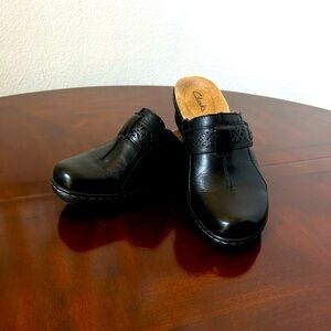 Clark’s black mule clogs size 6.5